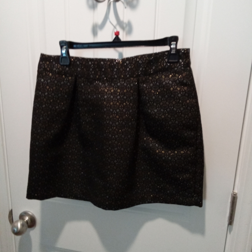 Old Navy Size 6 Elegant Black Mini Skirt with Silver & Gold Design